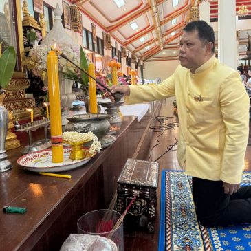 Rajapruk University Holds Candle Offering Ceremony at Wat Bang Khun Nun